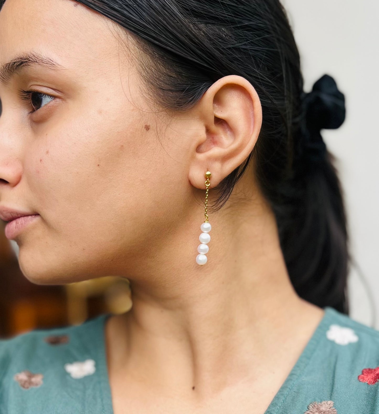 Round pearl long earrings