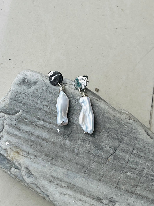 The short Biwa Pearl Earrings