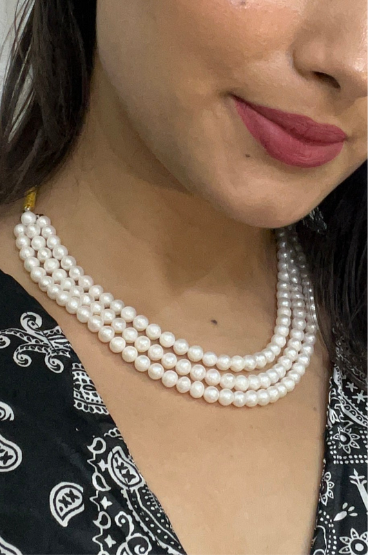 Queen triple layered round pearl short necklace
