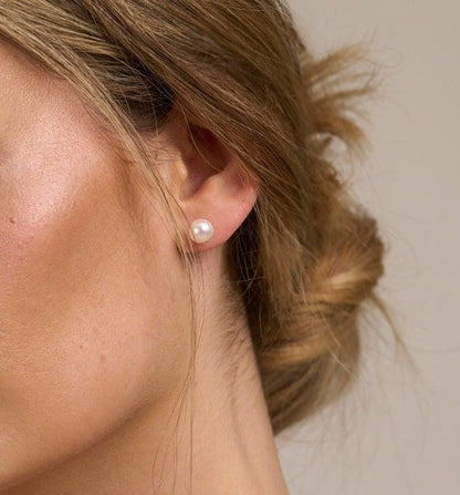 White freshwater pearl stud  earring