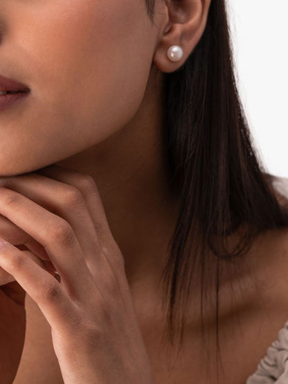 White freshwater pearl stud  earring