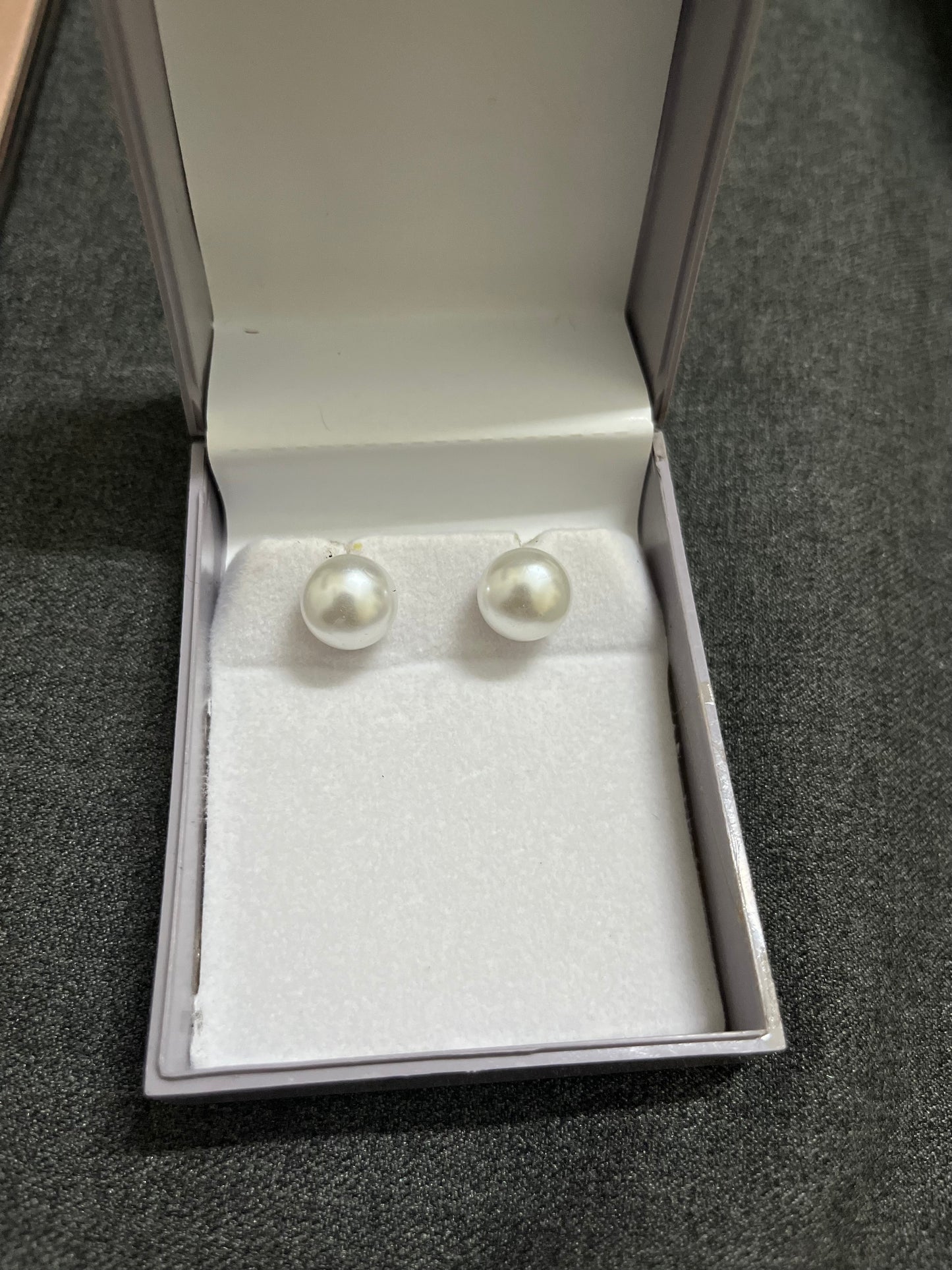 White freshwater pearl stud  earring