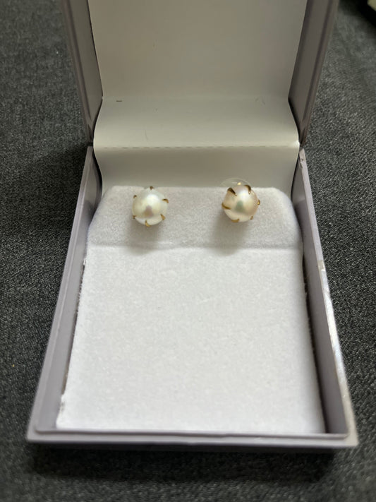 Flower Freshwater pearl stud earring