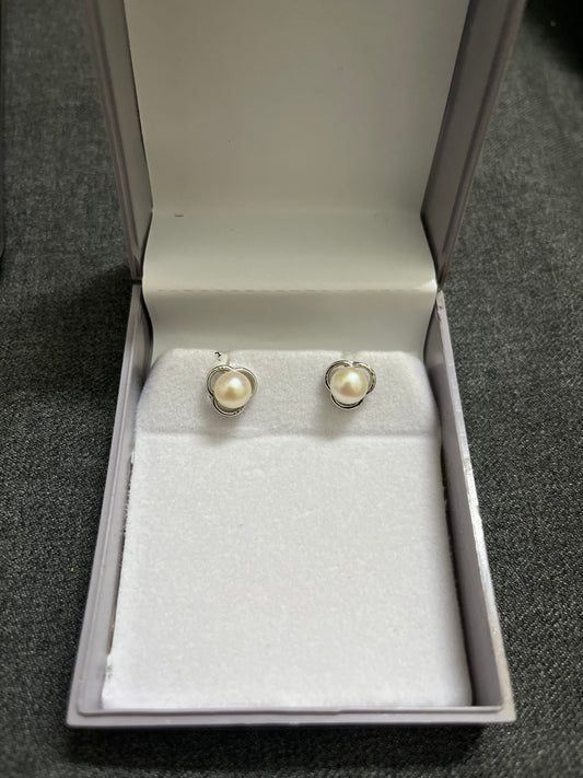 Silver Flower freshwater pearl earring