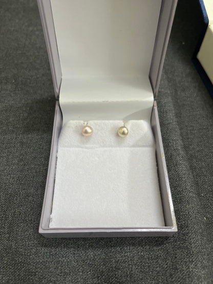 Pink pearl stud earring