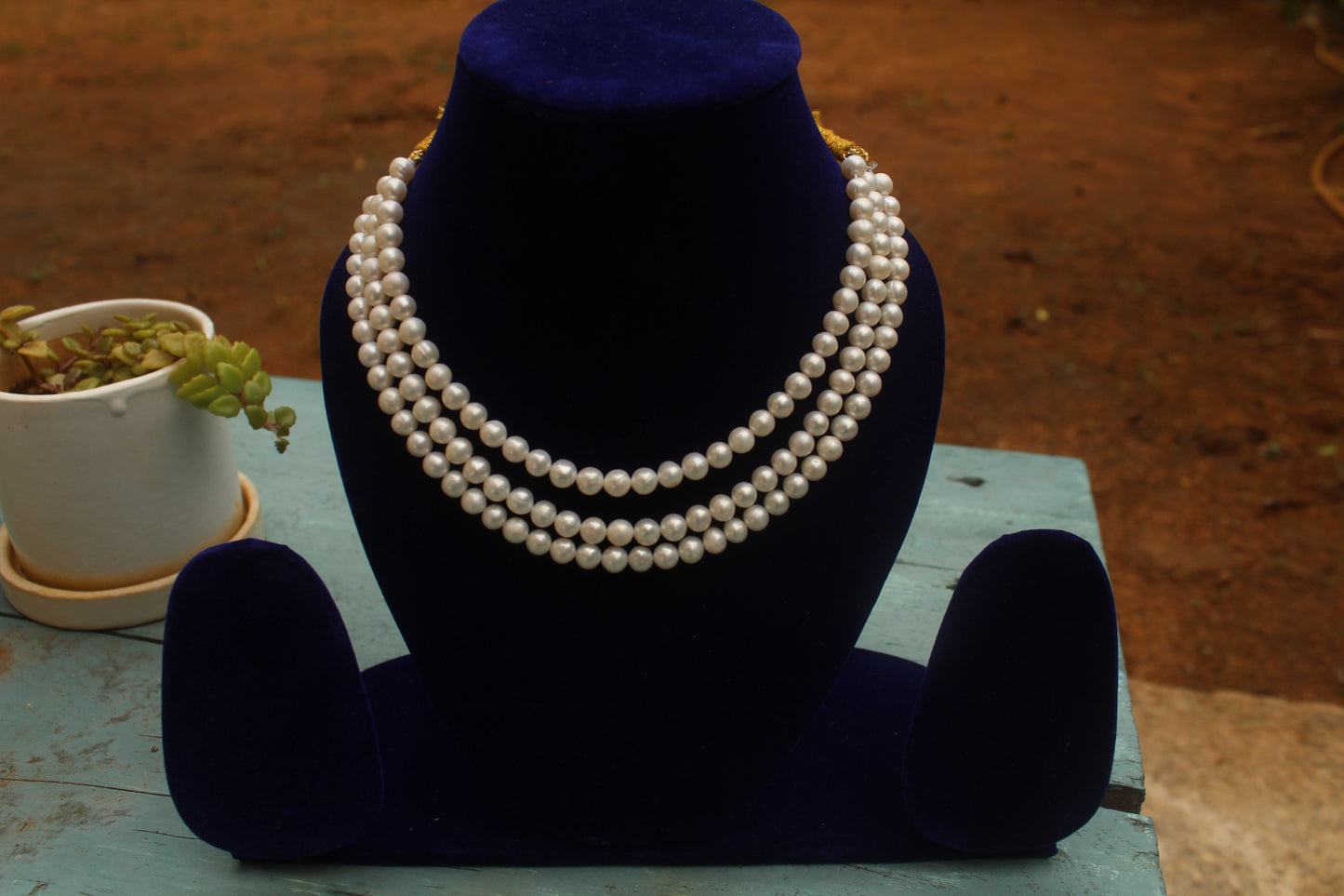 Queen triple layered round pearl short necklace