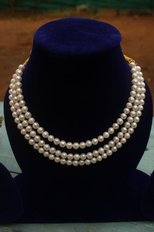 Queen triple layered round pearl short necklace