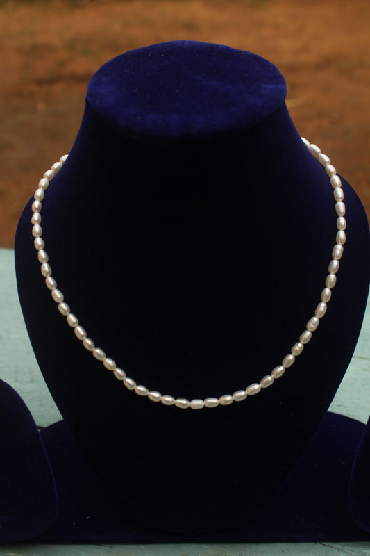 Beautiful lady pearl necklace