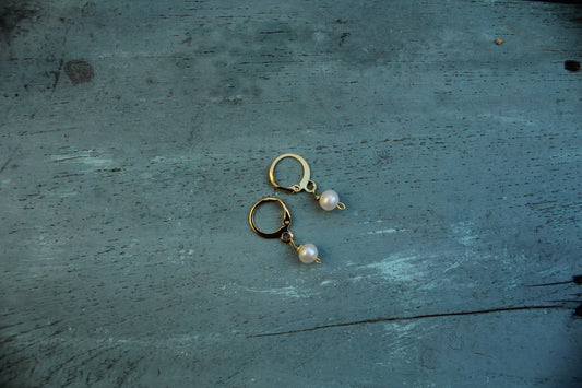 White round Pearl loop earring