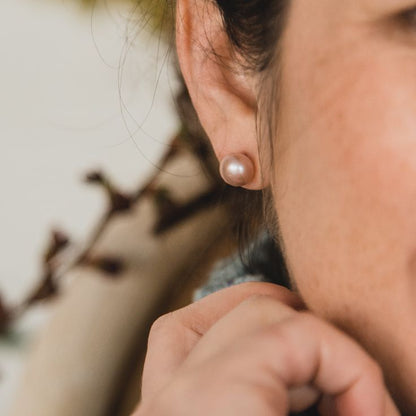 Pink pearl stud earring