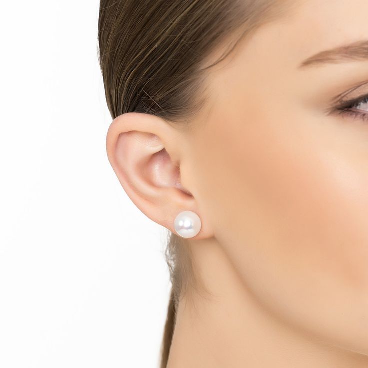 White freshwater pearl stud  earring