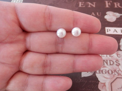White freshwater pearl stud  earring